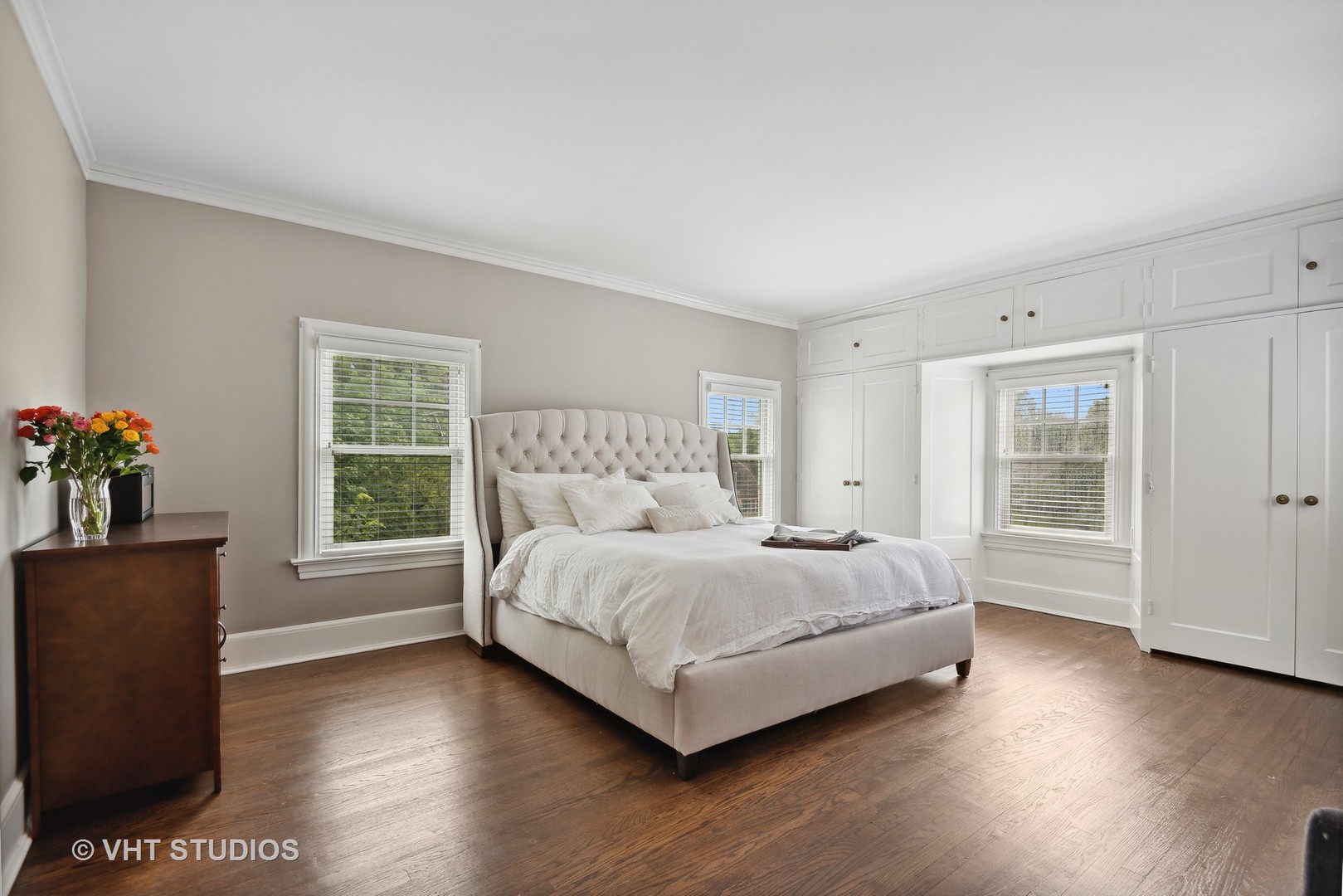 160 Sheridan Road Glencoe, IL 60093 - Photo 21 of 42 a bedroom with a large bed and a window