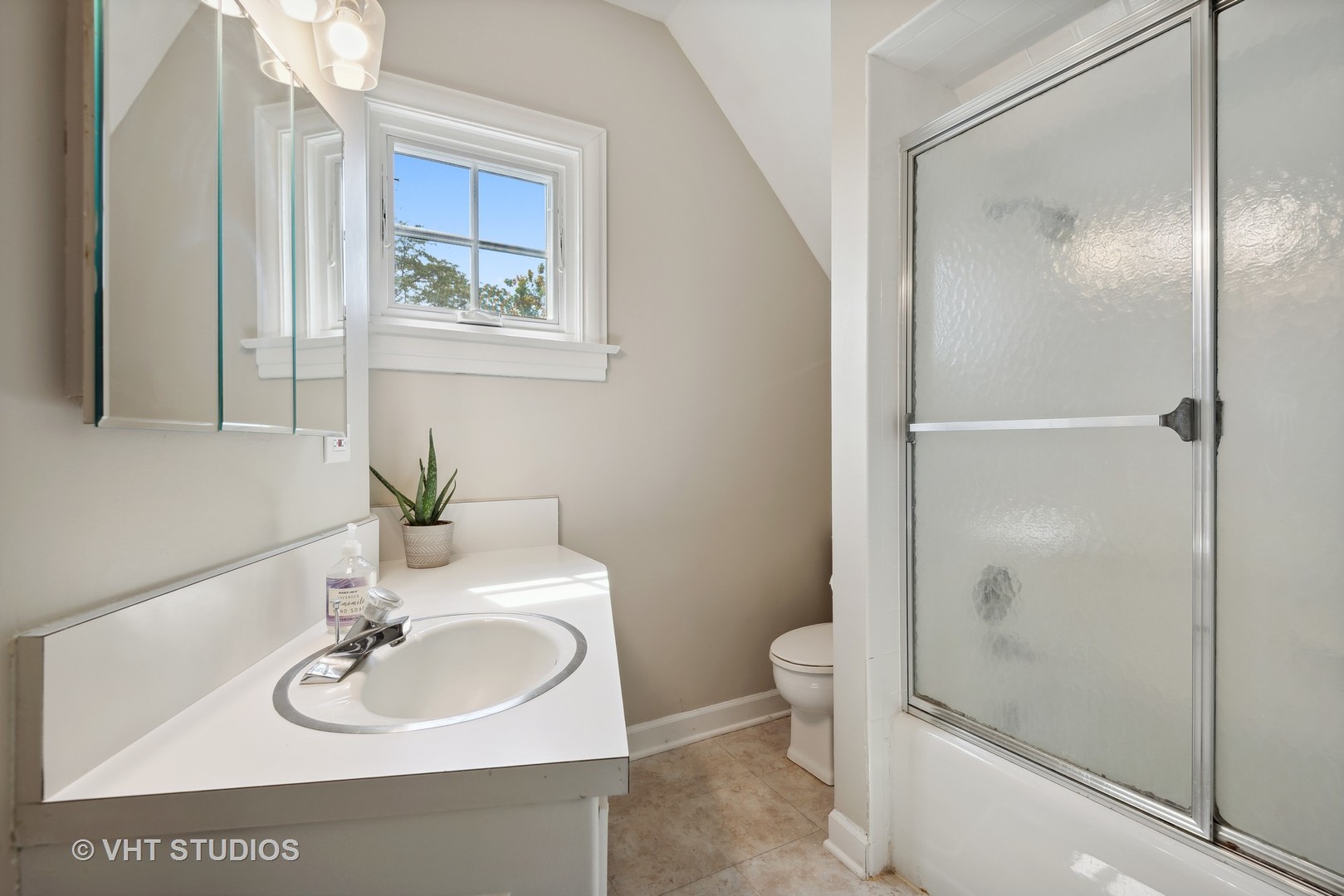 160 Sheridan Road Glencoe, IL 60093 - Photo 28 of 42 a bathroom with a sink toilet and shower