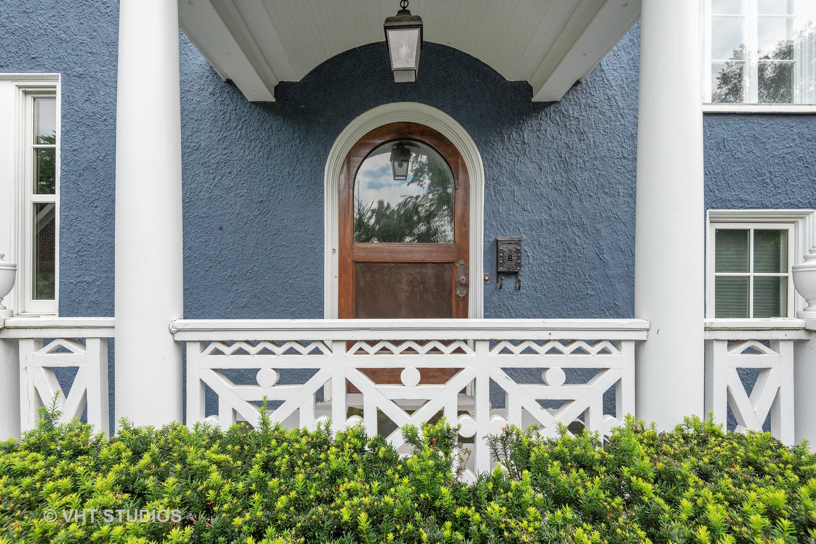 160 Sheridan Road Glencoe, IL 60093 - Photo 31 of 42 a front view of a house with entryway