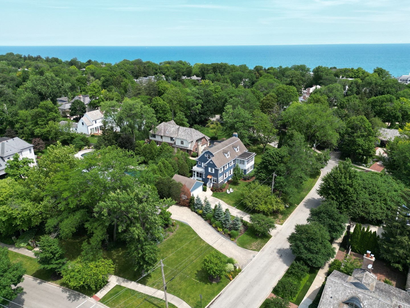 160 Sheridan Road Glencoe, IL 60093 - Photo 37 of 42 an aerial view of multiple house