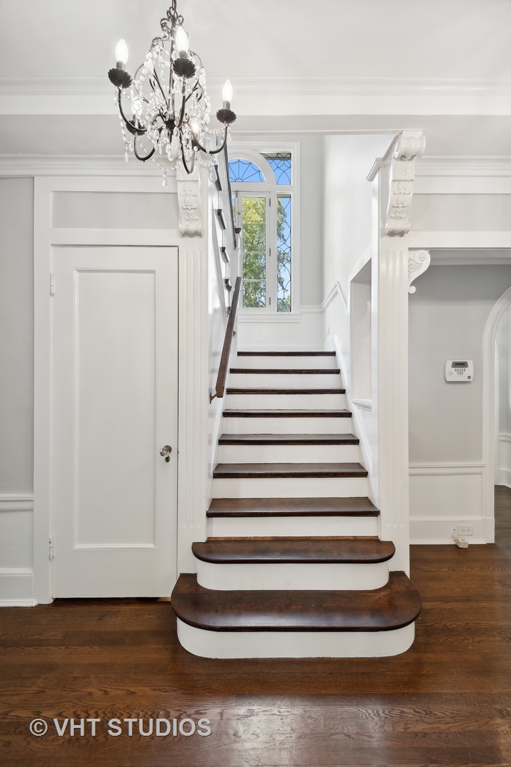 160 Sheridan Road Glencoe, IL 60093 - Photo 5 of 42 a view of entryway