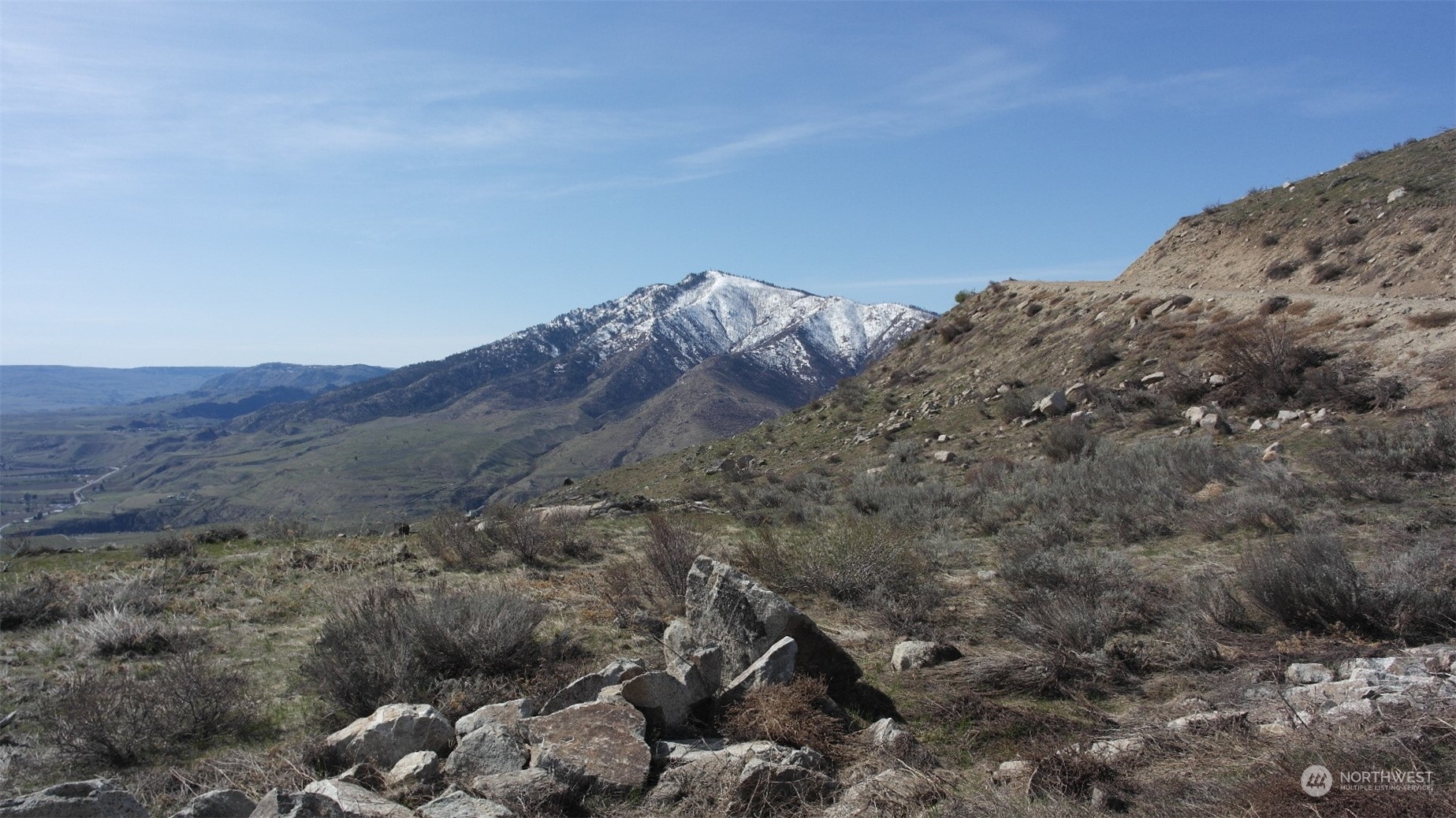 25 Sky Ridge Road Pateros, WA 98846 - Photo 5 of 22 a view of a dry yard with mountains in the background