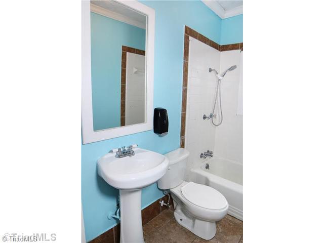 701 Oakview Road, Unit A High Point, NC 27265 - Photo 10 of 16 Bath.