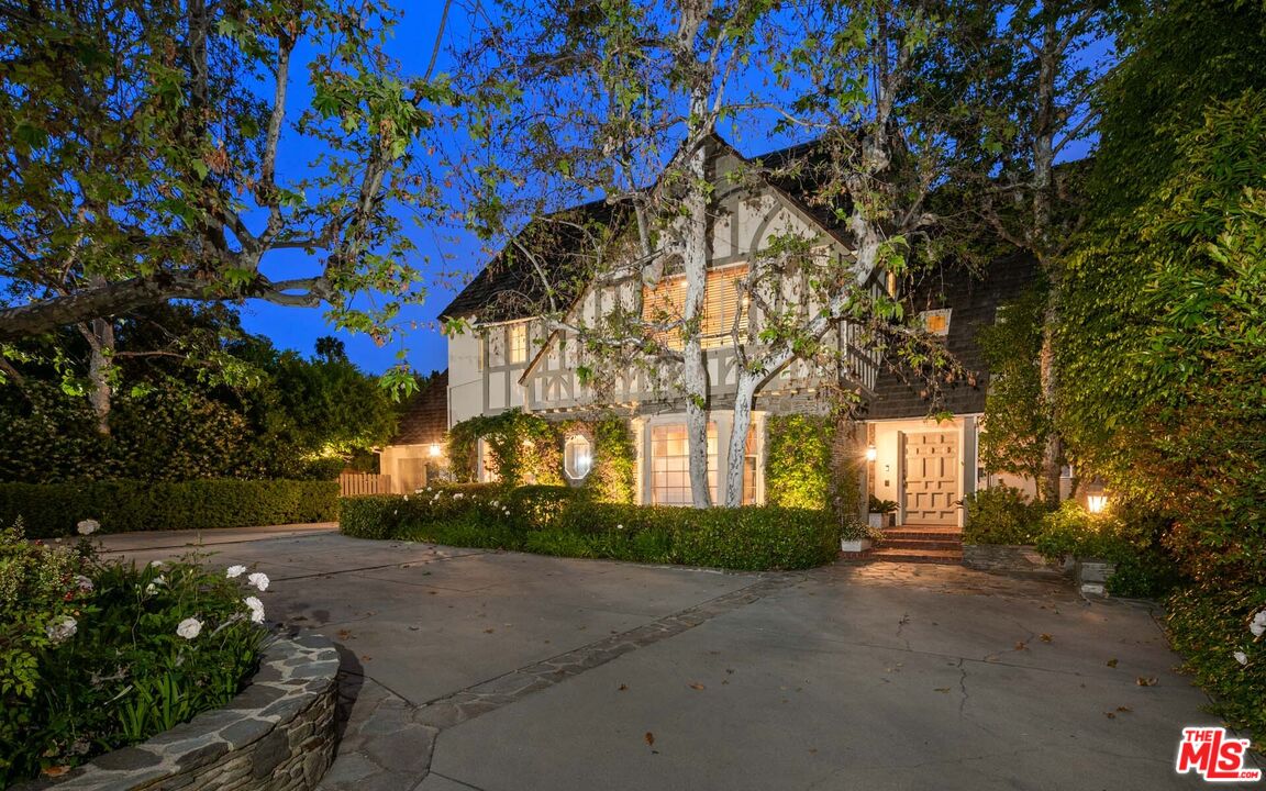 620 North Crescent Drive Beverly Hills, CA 90210 - Photo 22 of 23 a view of a building