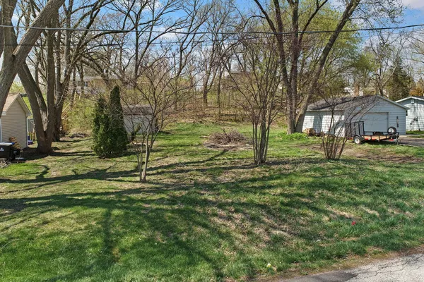 a view of yard with tree