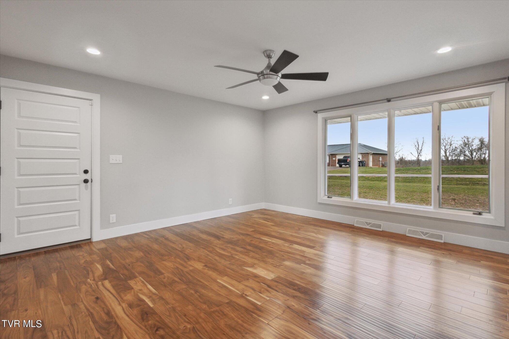 4744 Edens View Road Kingsport, TN 37664 - Photo 14 of 56 dining room