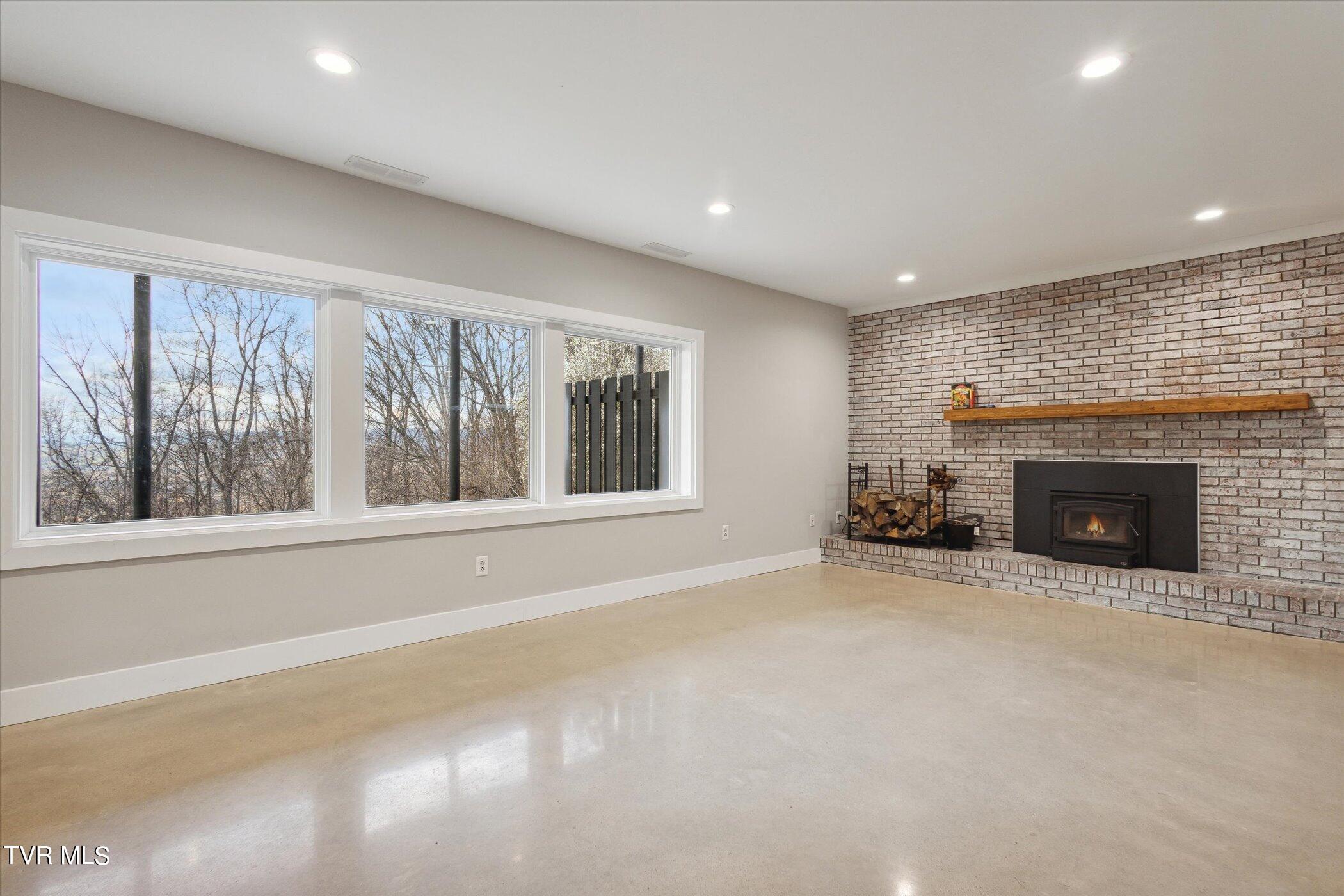 4744 Edens View Road Kingsport, TN 37664 - Photo 26 of 56 25-4744-Edens-View-Rd-WindowStill-24