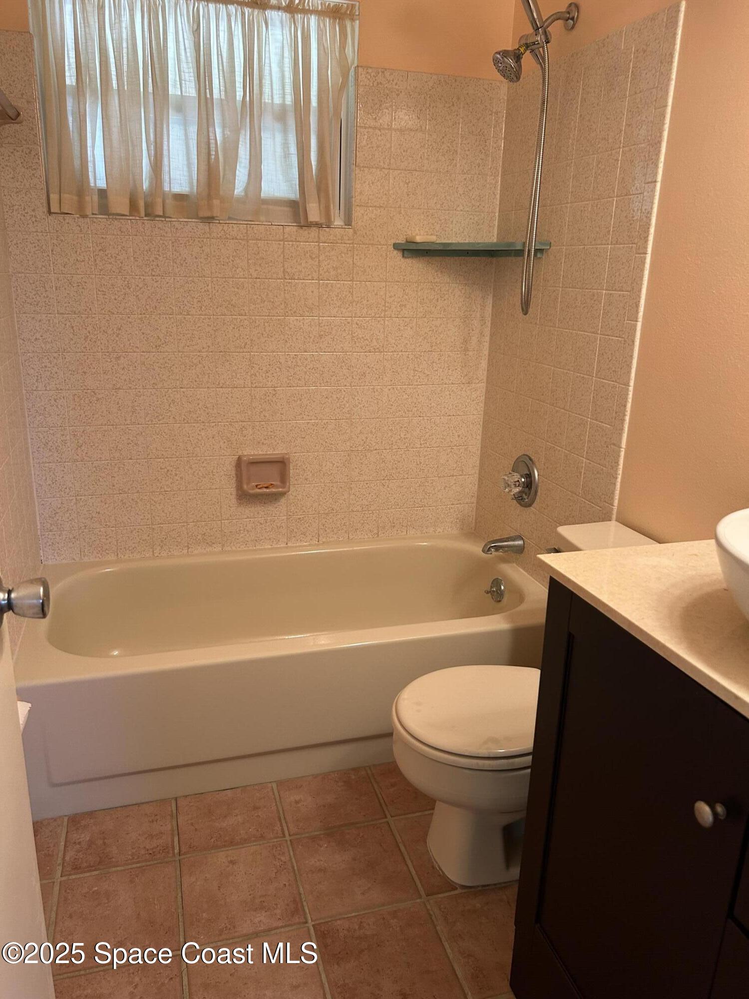 100 South Wimbrow Drive, Unit 15 Sebastian, FL 32958 - Photo 19 of 23 guest bath with tub