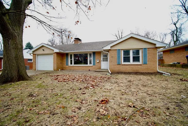 $169,900 | 7 Walker Drive, Bloomington, IL 61701