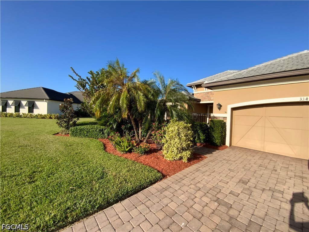3341 Chestnut Grove Drive Alva, FL 33920 - Photo 4 of 44 a view of a backyard of the house
