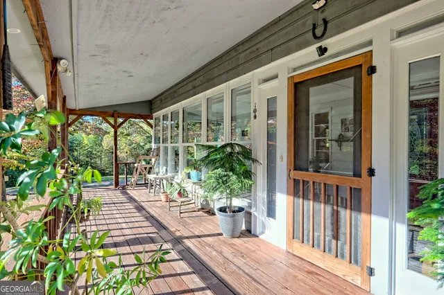 a view of front of a house with a yard