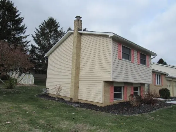 a view of a house with backyard