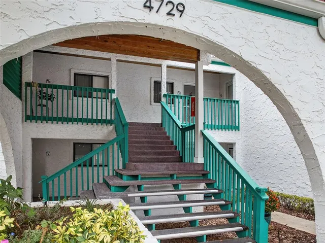 a view of entryway with balcony
