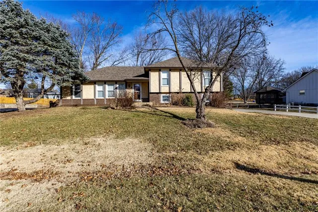 $320,000 | 23650 West 56th Street, Shawnee, KS 66226
