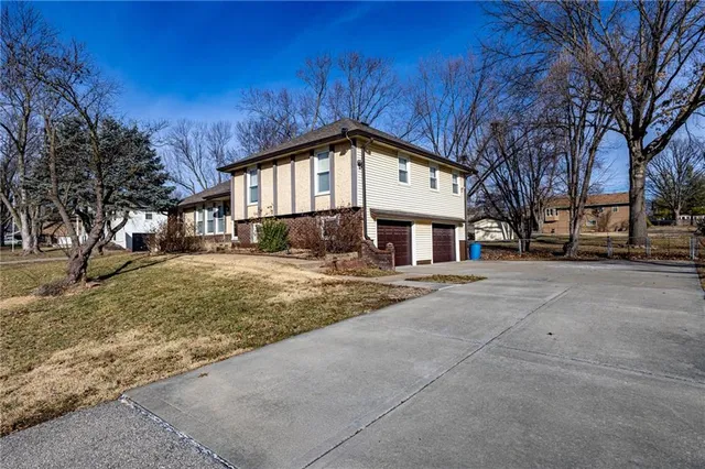 $320,000 | 23650 West 56th Street, Shawnee, KS 66226