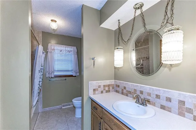 $320,000 | 23650 West 56th Street, Shawnee, KS 66226