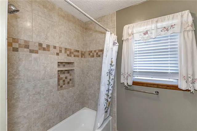 $320,000 | 23650 West 56th Street, Shawnee, KS 66226