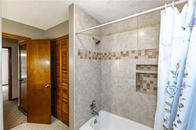 $320,000 | 23650 West 56th Street, Shawnee, KS 66226