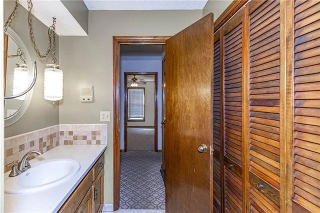 $320,000 | 23650 West 56th Street, Shawnee, KS 66226