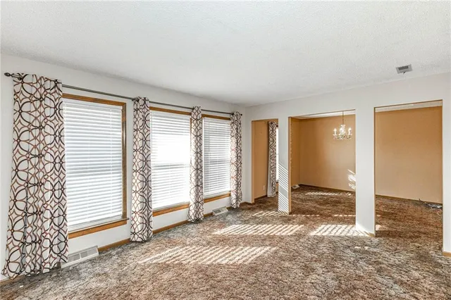 $320,000 | 23650 West 56th Street, Shawnee, KS 66226