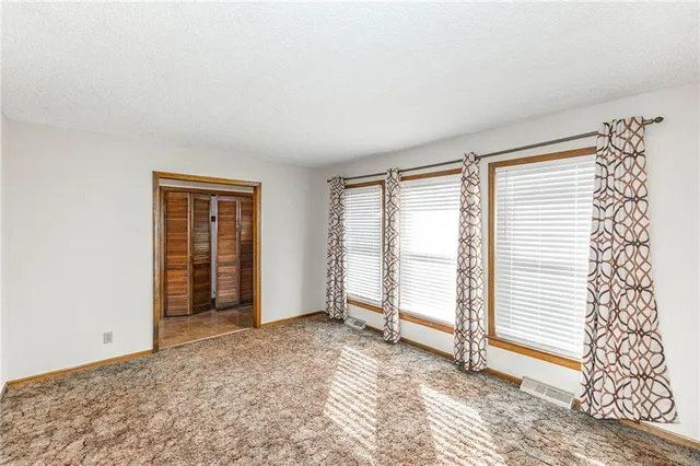 $320,000 | 23650 West 56th Street, Shawnee, KS 66226