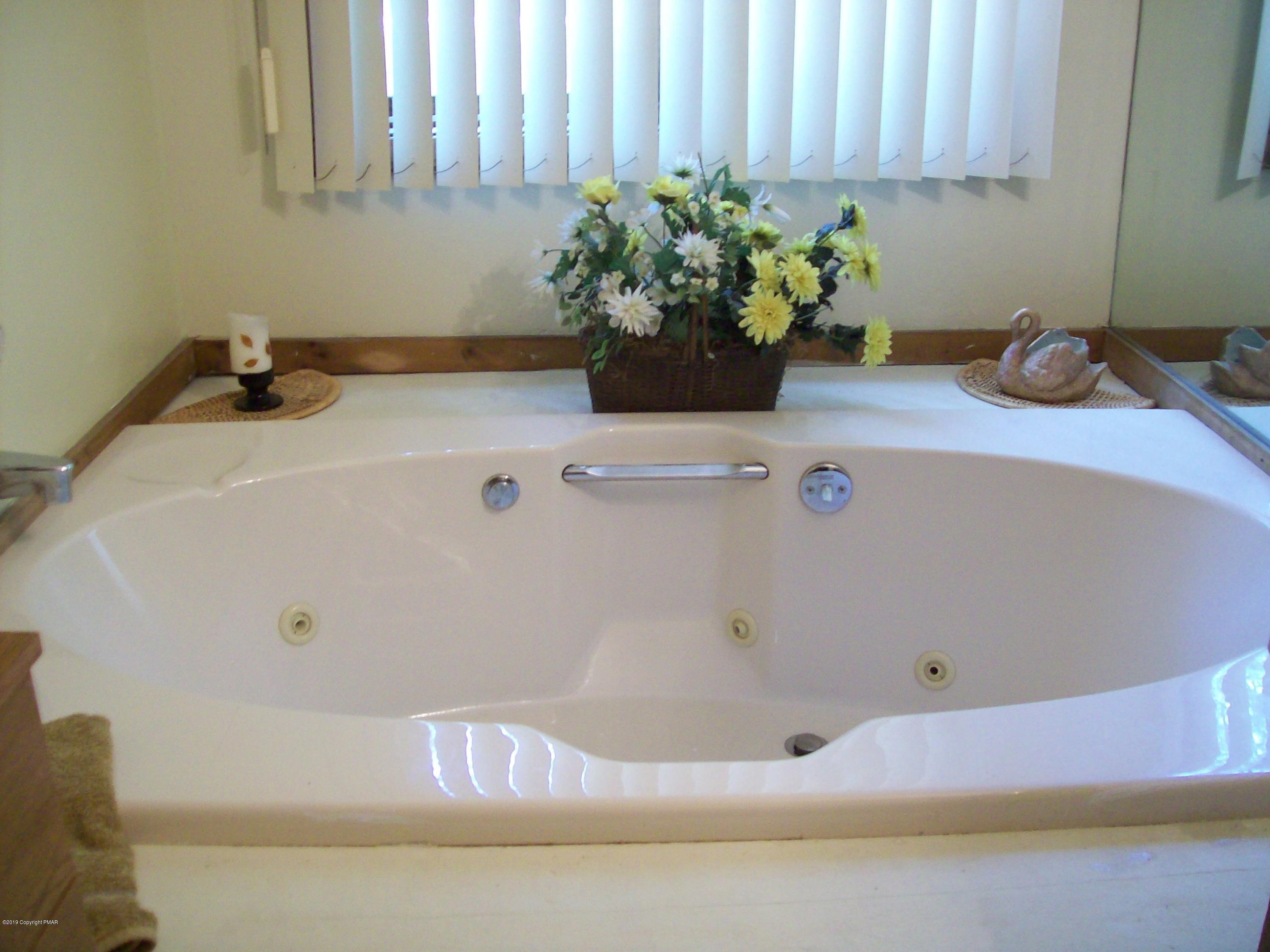 243 Canterbury Road Bushkill, PA 18324 - Photo 11 of 29 a bathroom with a bathtub