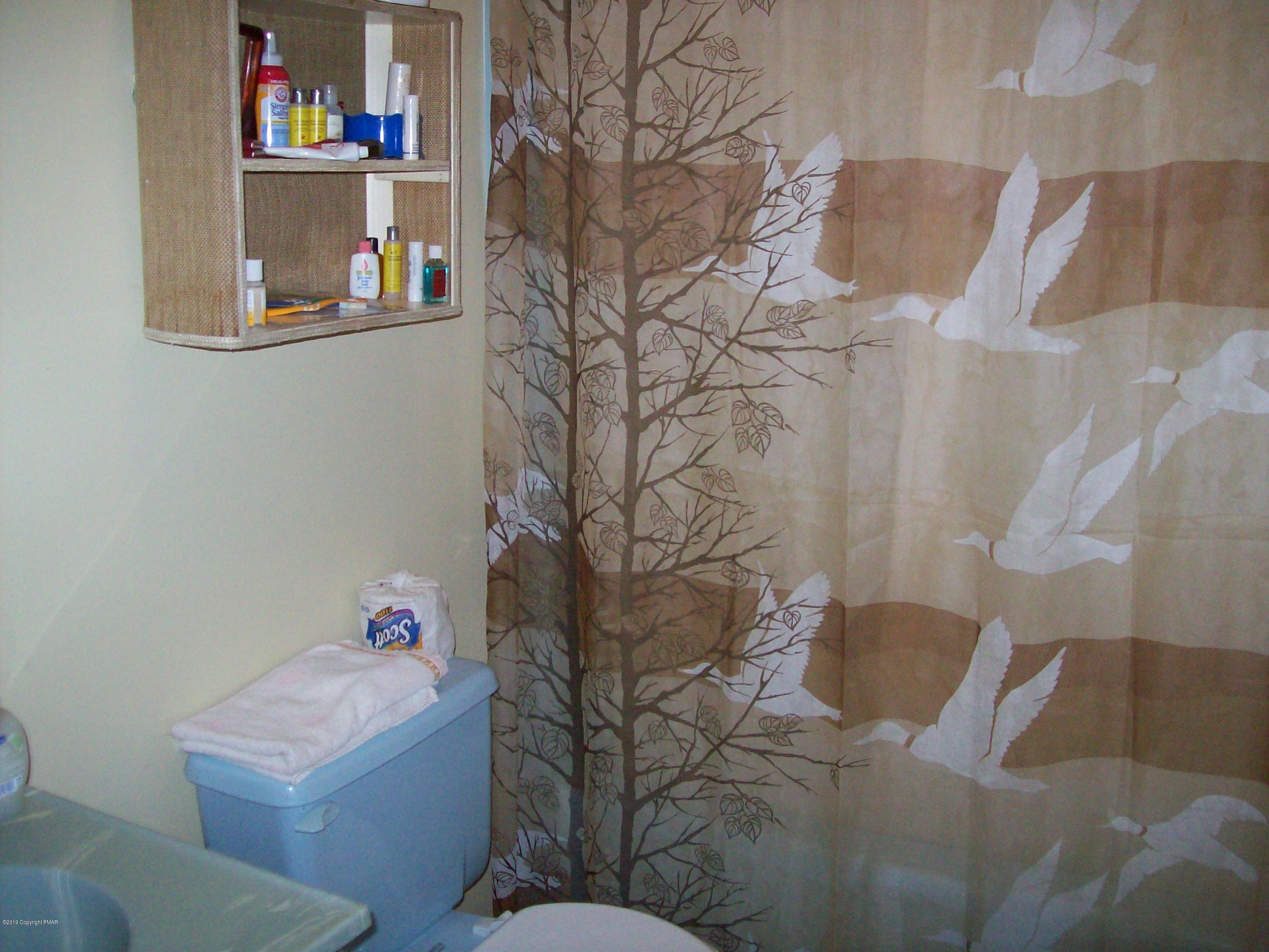 243 Canterbury Road Bushkill, PA 18324 - Photo 16 of 29 a bath room with a couch and a table