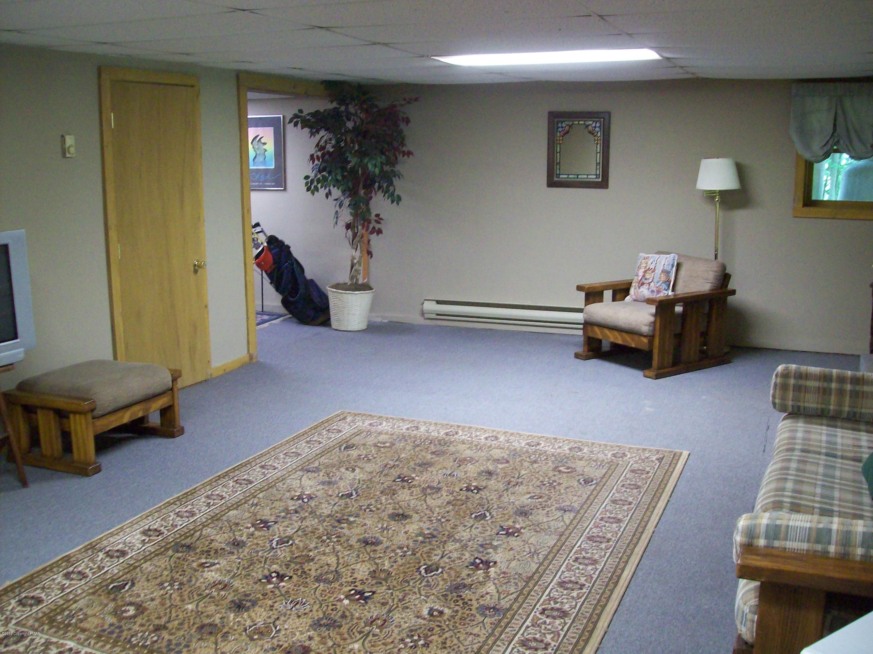 243 Canterbury Road Bushkill, PA 18324 - Photo 22 of 29 a living room with furniture and a couch