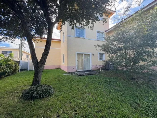 a view of a house with backyard and garden