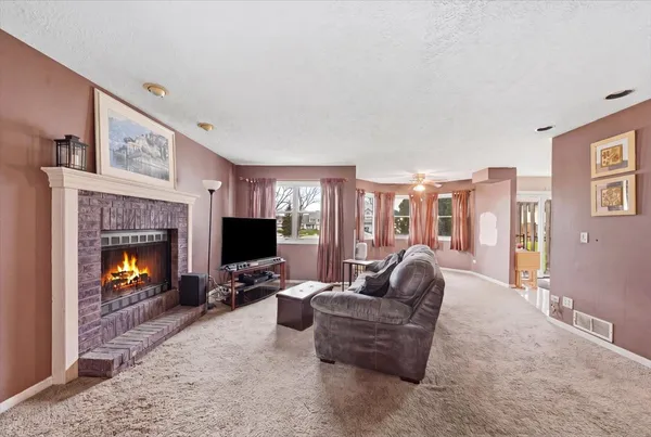 $260,000 | 2201 Daffodil Drive, Crest Hill, IL 60403