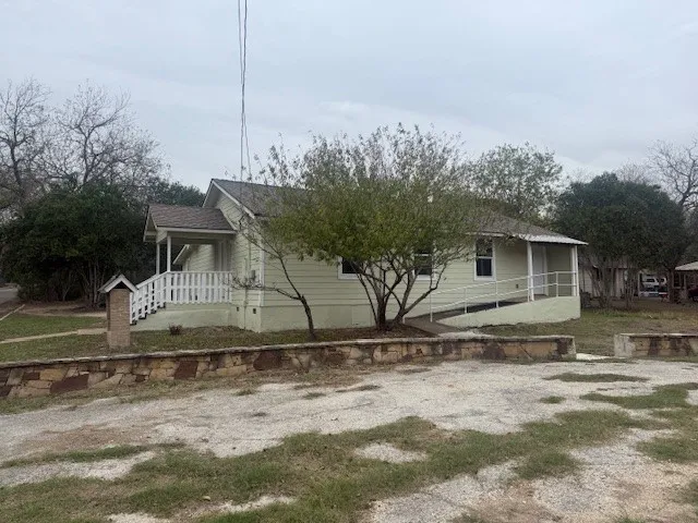 $1,550 | 823 Monterrey Street, Lockhart, TX 78644