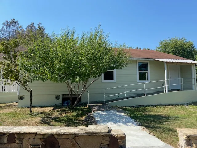 $1,550 | 823 Monterrey Street, Lockhart, TX 78644