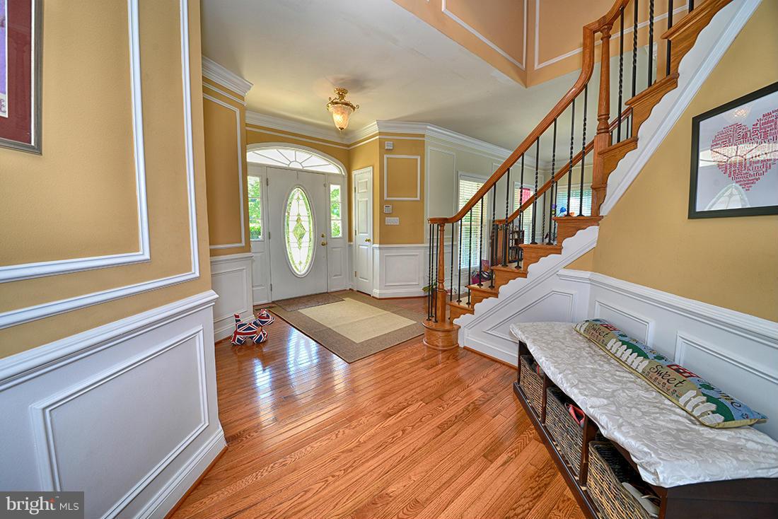 2862 Hill Road Vienna, VA 22181 - Photo 3 of 28 INVITING FOYER