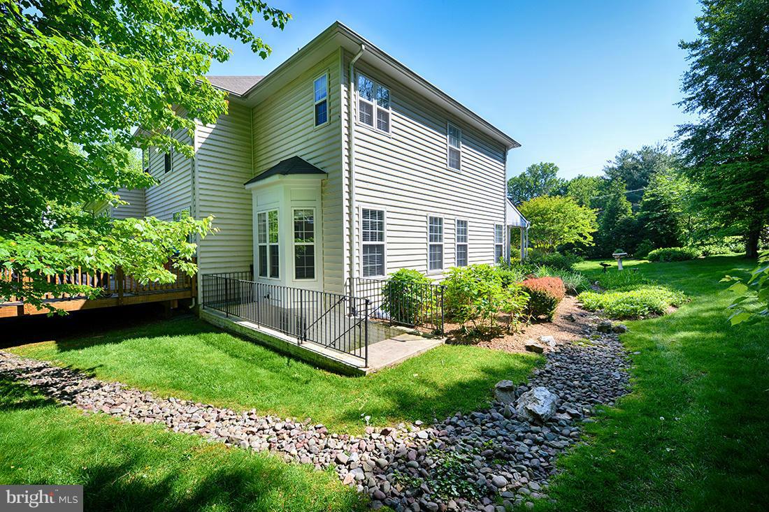 2862 Hill Road Vienna, VA 22181 - Photo 24 of 28 LUSH LANDSCAPING ALL SIDES