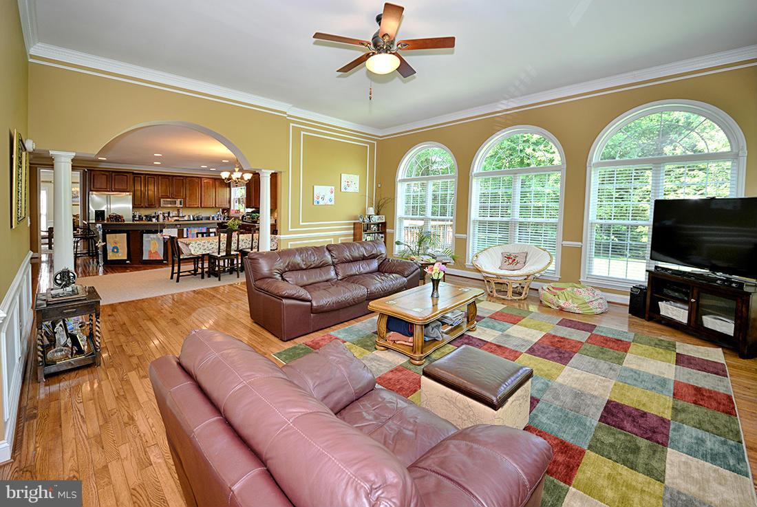 2862 Hill Road Vienna, VA 22181 - Photo 8 of 28 LARGE FAMILY ROOM