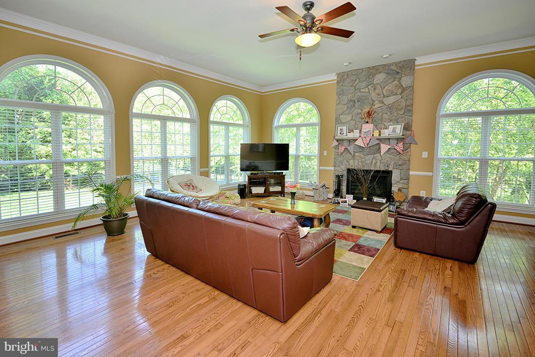 2862 Hill Road Vienna, VA 22181 - Photo 9 of 28 BRIGHT & AIRY FAMILY ROOM