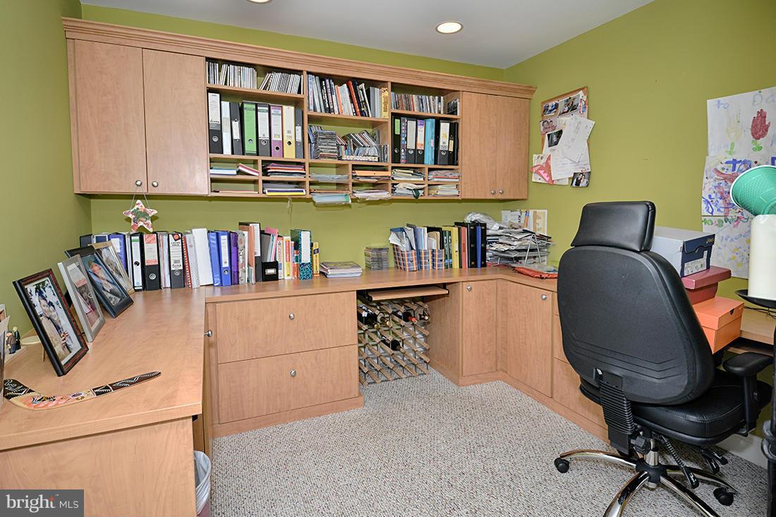 2862 Hill Road Vienna, VA 22181 - Photo 10 of 28 LIBRARY/OFFICE