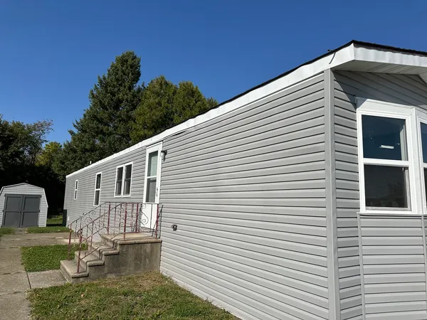 a view of a house with backyard