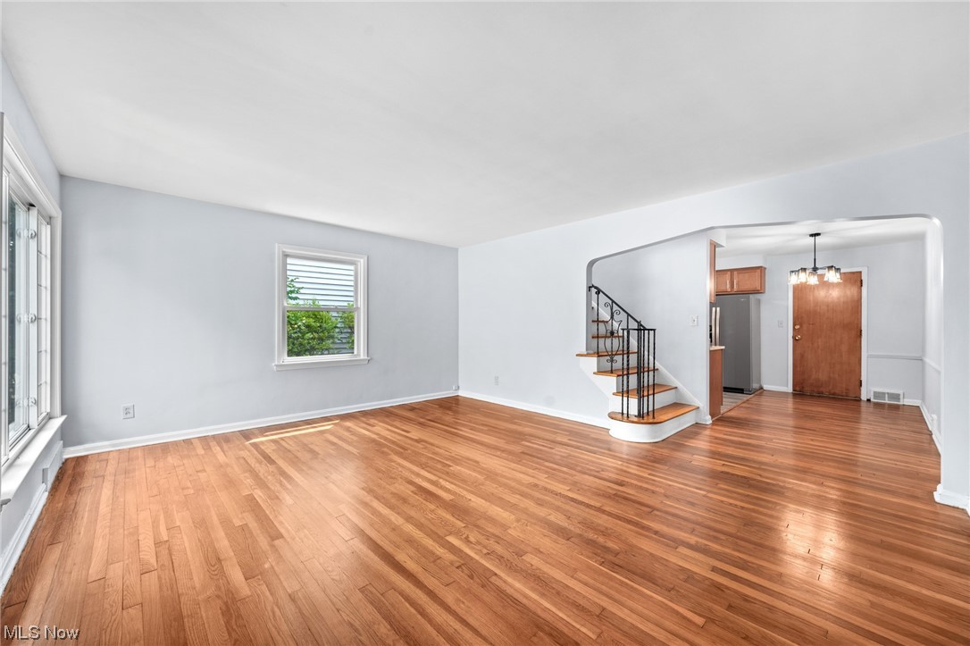 3694 Grosvenor Road Cleveland, OH 44118 - Photo 3 of 29