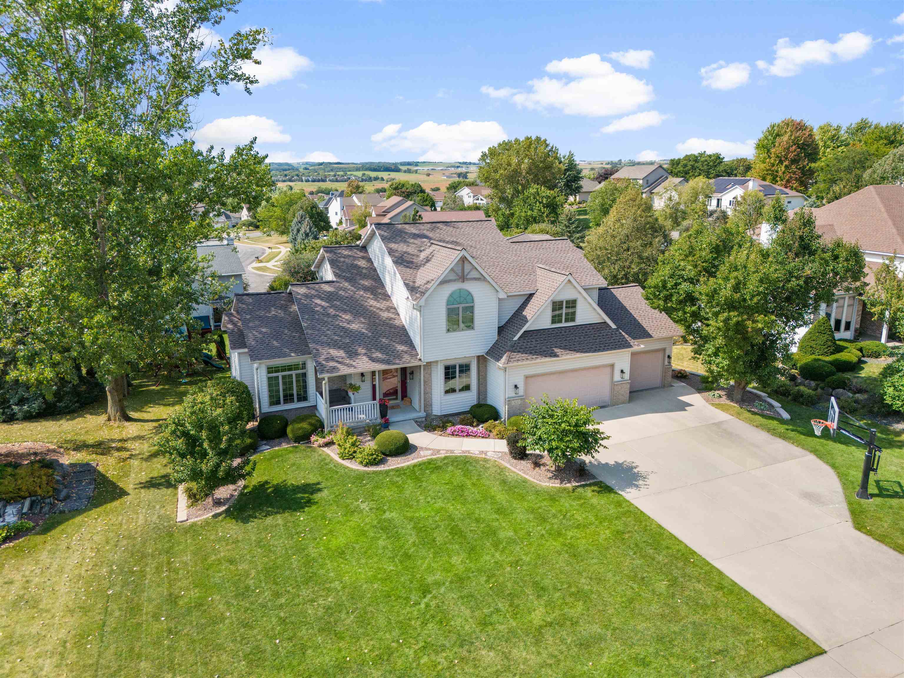 925 Lexington Way Waunakee, WI 53597 - Photo 2 of 41