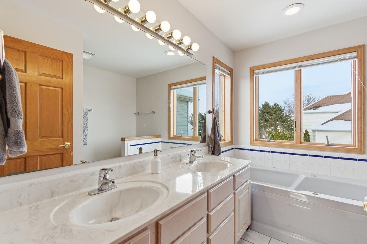 925 Lexington Way Waunakee, WI 53597 - Photo 22 of 41