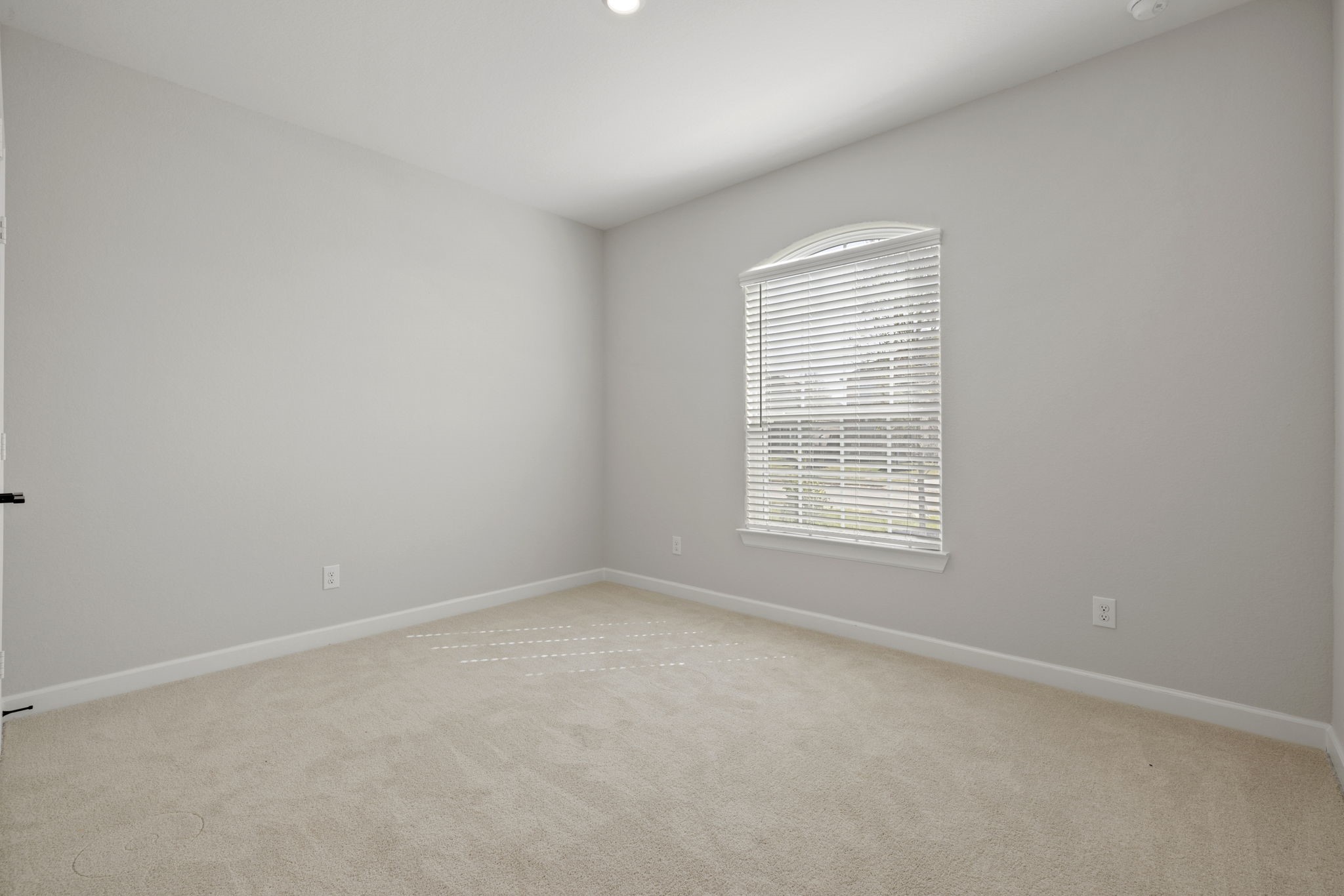 13601 Gaff Rig Drive Texas City, TX 77510 - Photo 8 of 20 an empty room with a window