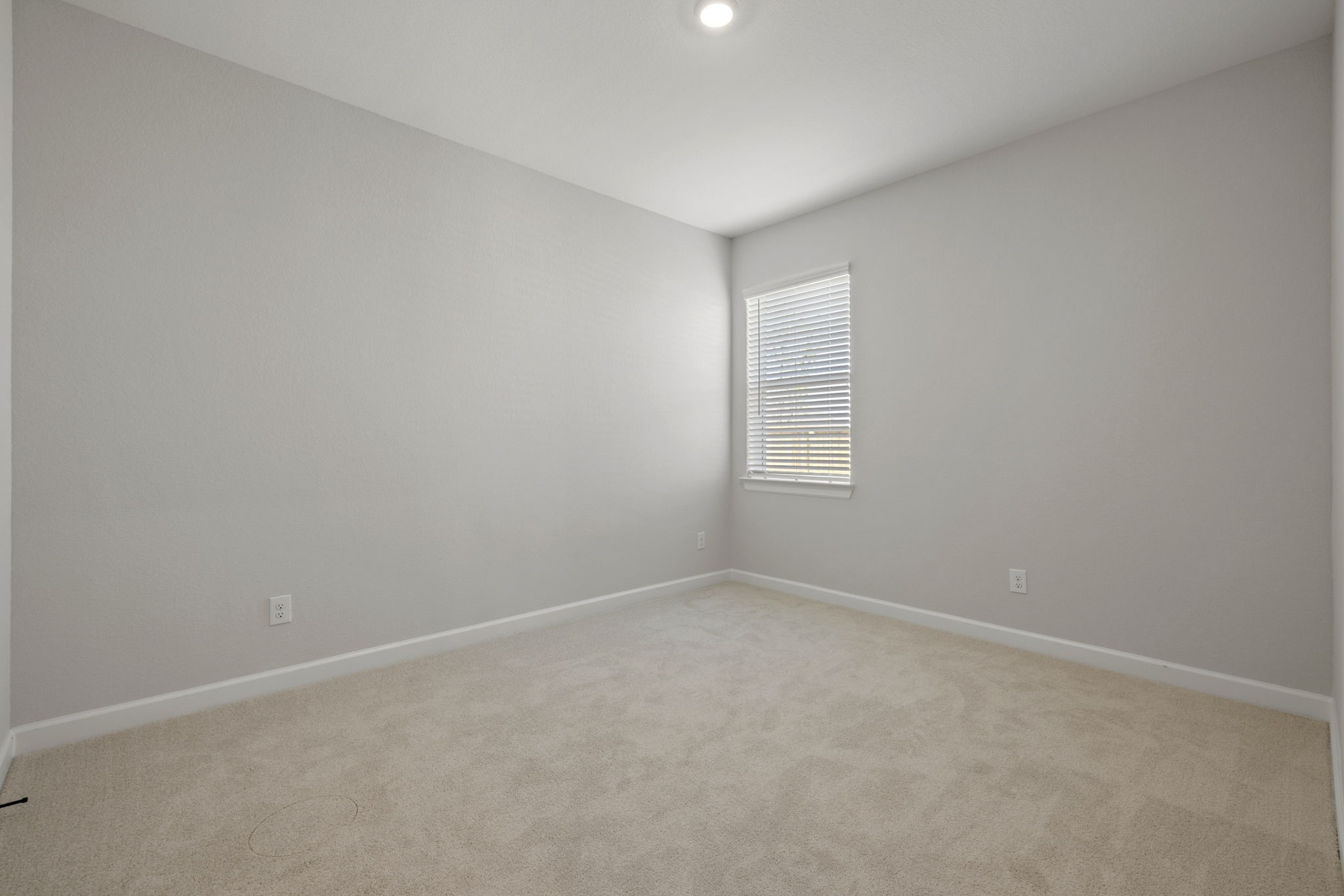 13601 Gaff Rig Drive Texas City, TX 77510 - Photo 9 of 20 an empty room with a window