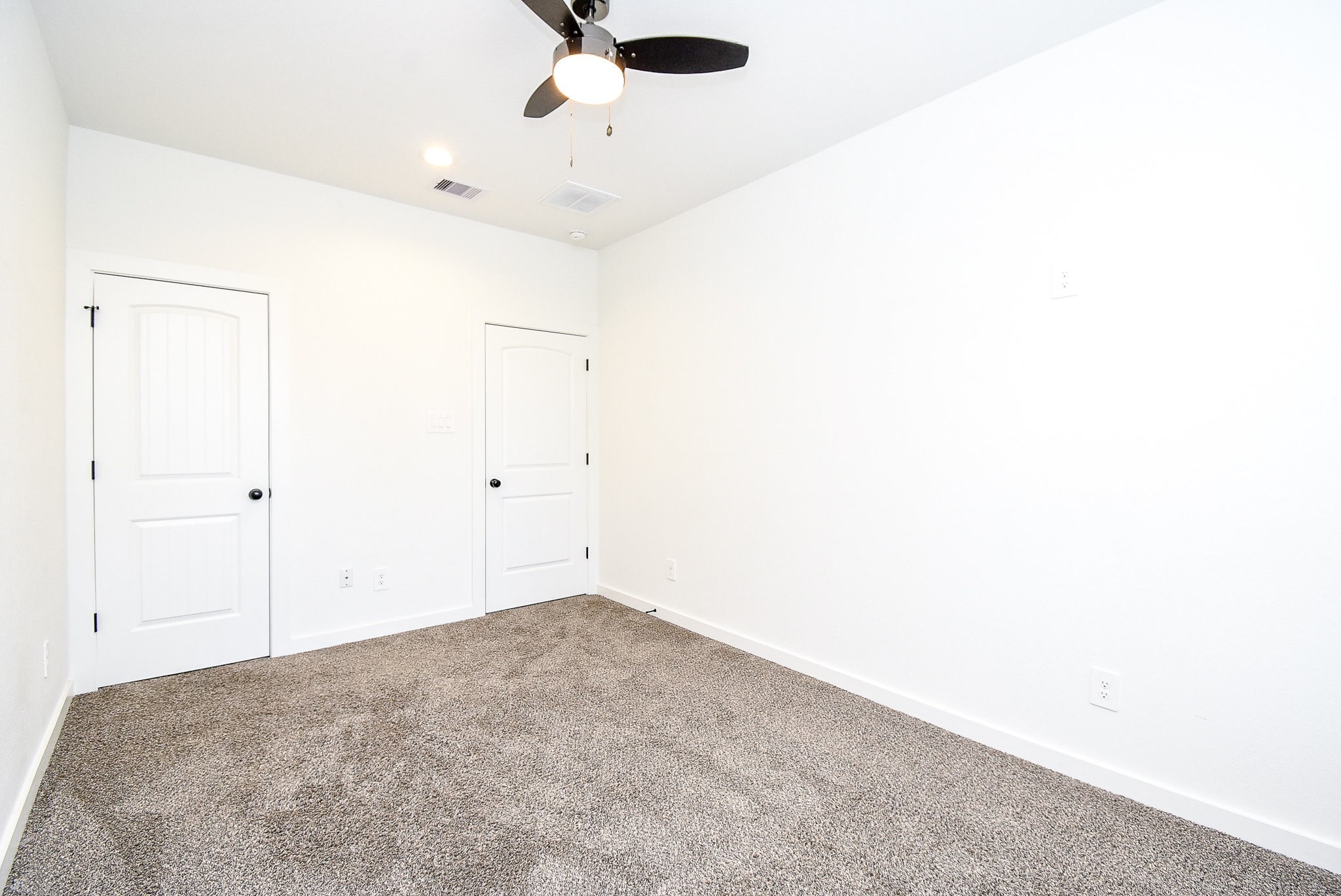 6828 Liverpool Street Houston, TX 77021 - Photo 20 of 32 a view of a room with a ceiling fan