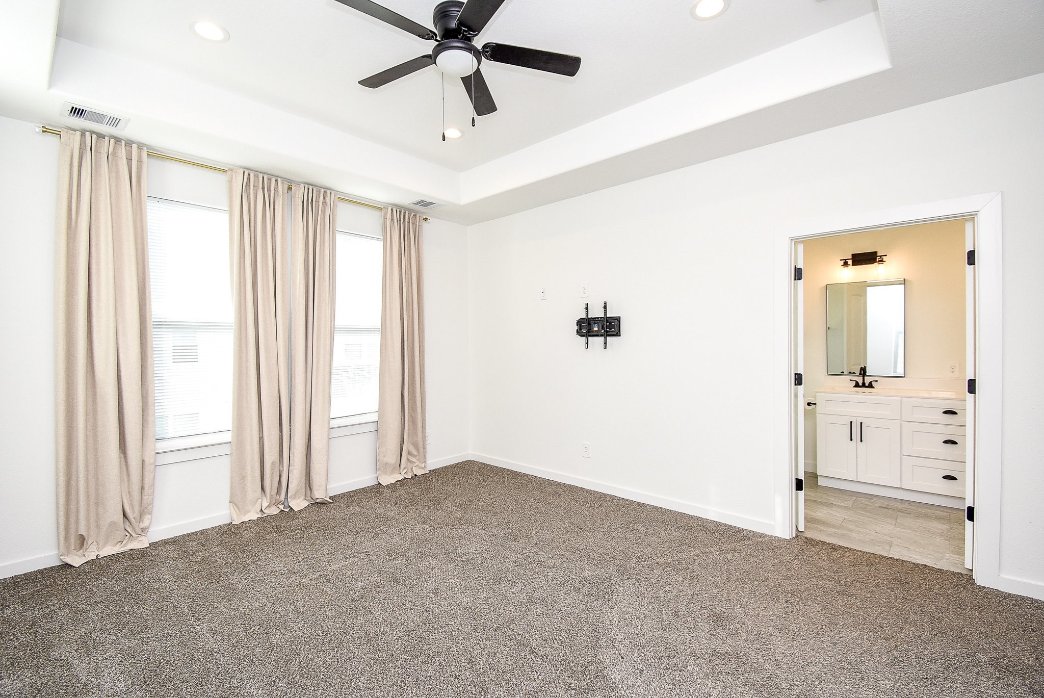 6828 Liverpool Street Houston, TX 77021 - Photo 25 of 32 wooden floor in an empty room with a window