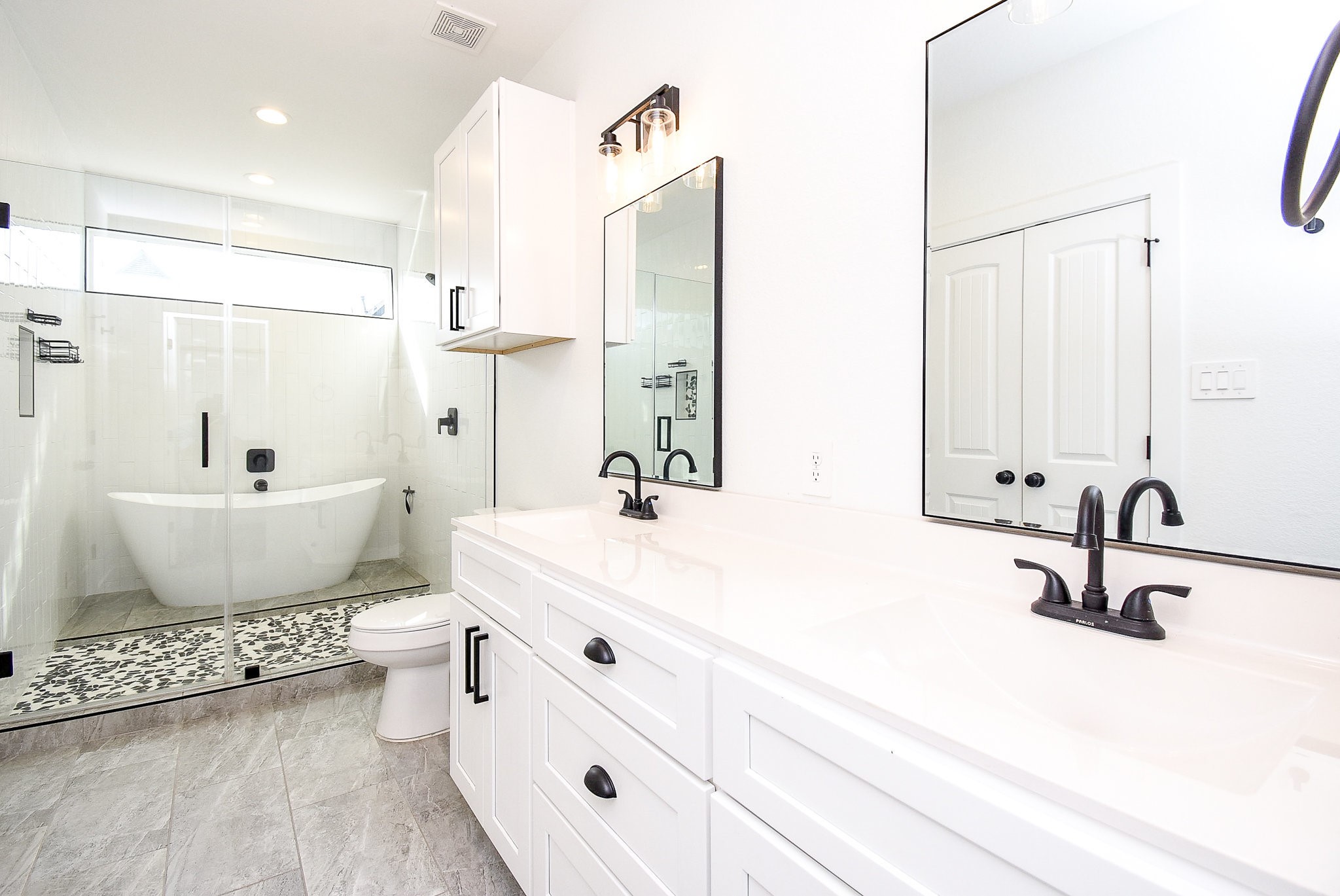 6828 Liverpool Street Houston, TX 77021 - Photo 27 of 32 a bathroom with a double vanity sink mirror and bathtub