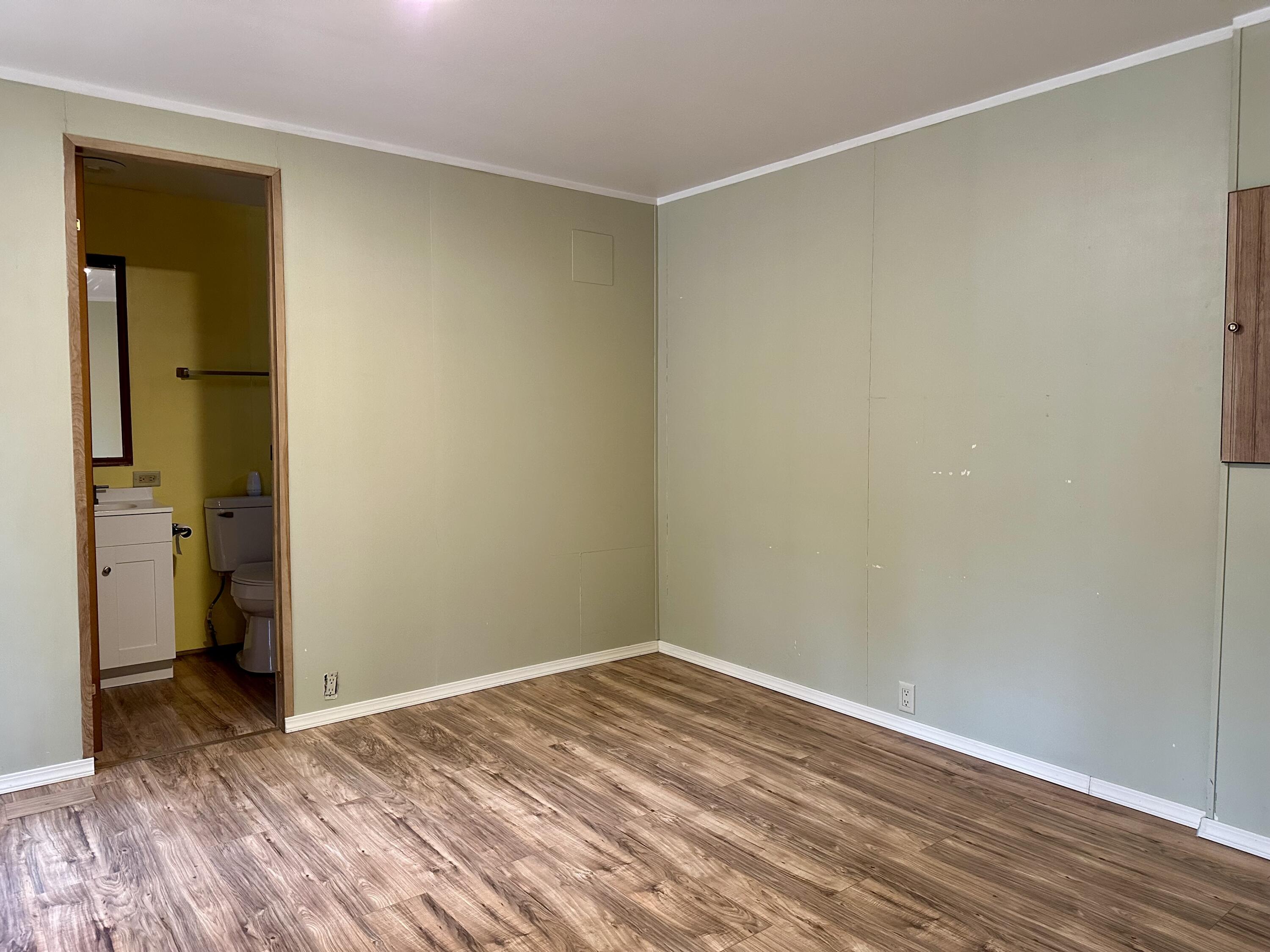 60083 Navajo Road Bend, OR 97702 - Photo 13 of 20 Primary bedroom with ensuite bathroom and a walk-in closet