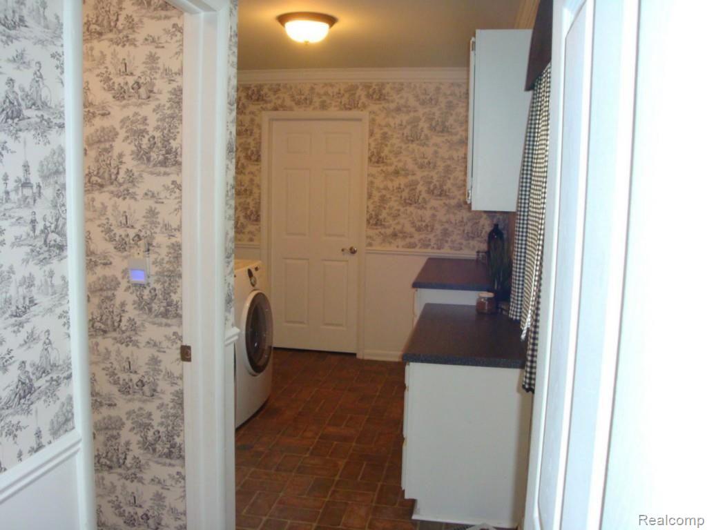 5945 Farmington Road West Bloomfield, MI 48322 - Photo 17 of 31 Laundry Room