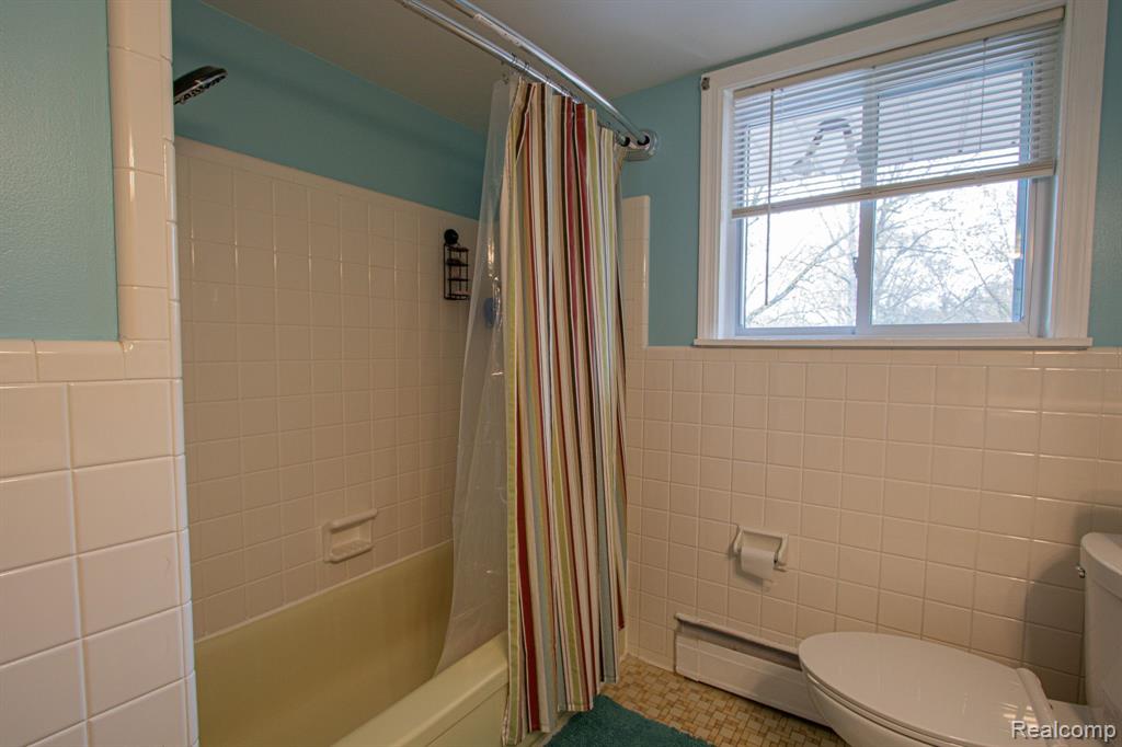 707 Gertrude Road Waterford, MI 48328 - Photo 12 of 35 Gallery Image 12