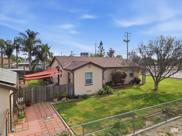 a view of a house with a backyard
